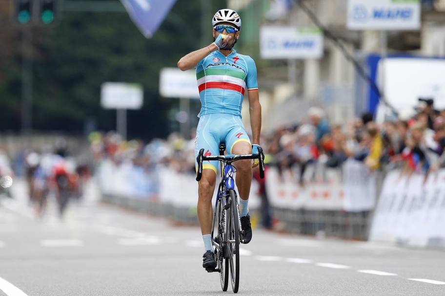 Vincenzo Nibali vince la Tre Valli Varesine grazie ad un&#39;azione a 3,4 km dall&#39;arrivo. Bettini